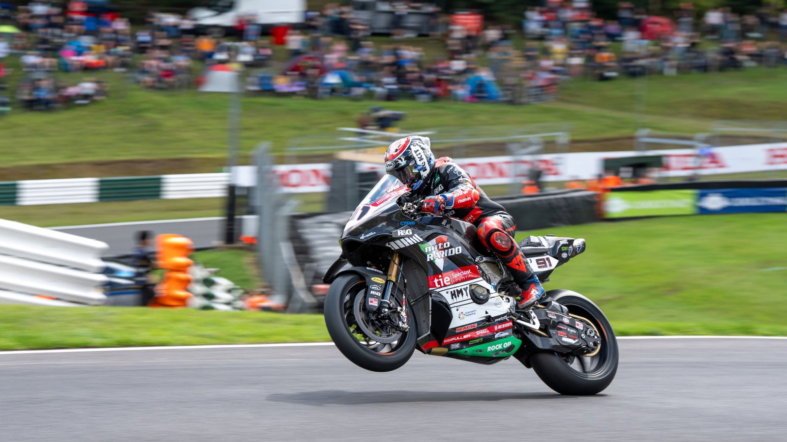 Leon Haslam in action at BSB Cadwell Park