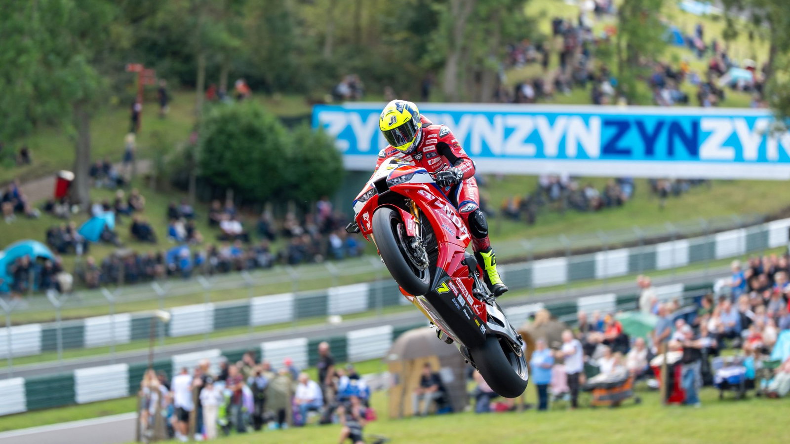 Race winner Ryan Vickers in action over the Mountain at BSB Cadwell Park