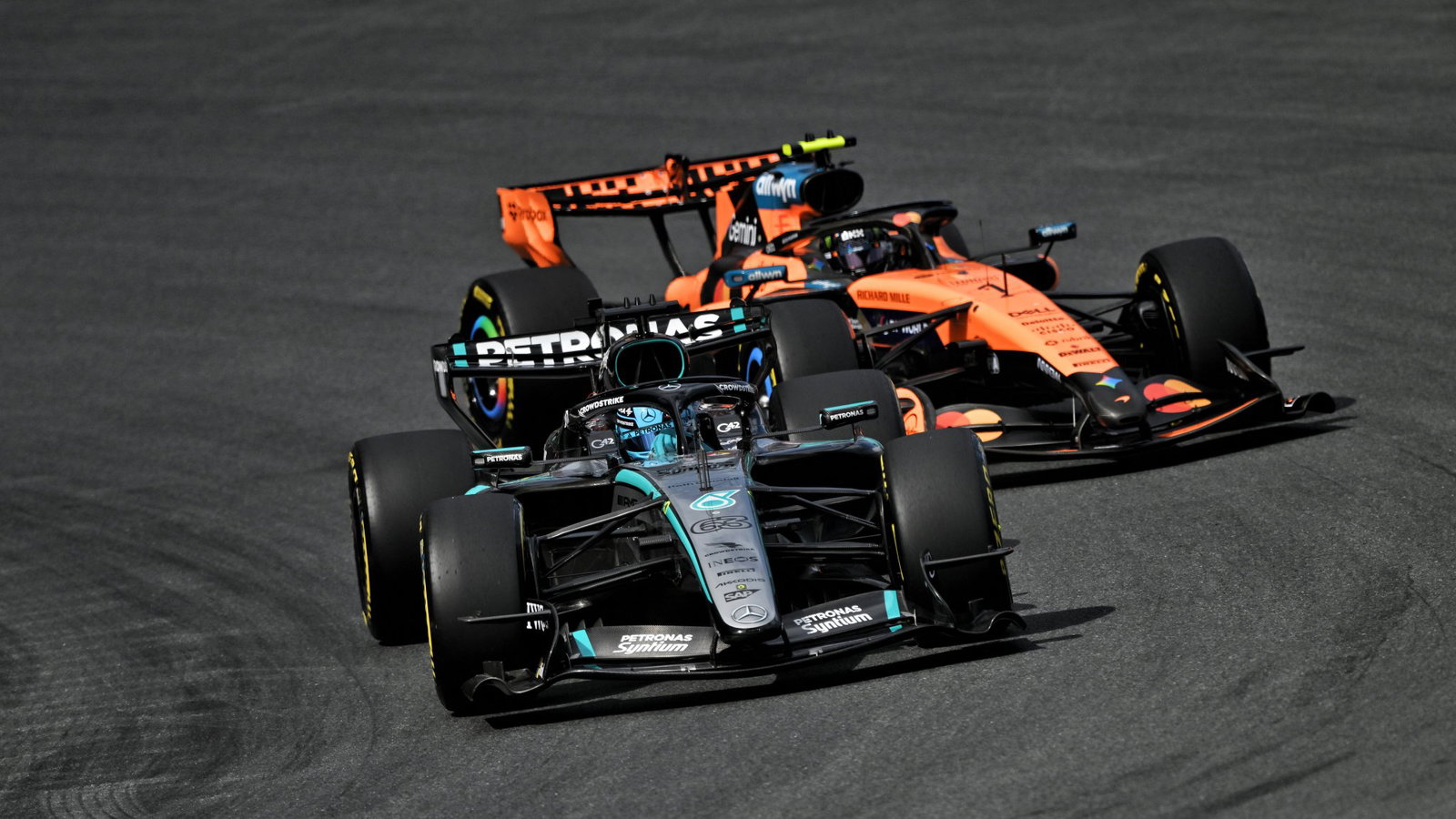 George Russell fends off Lando Norris at the start of the sprint 