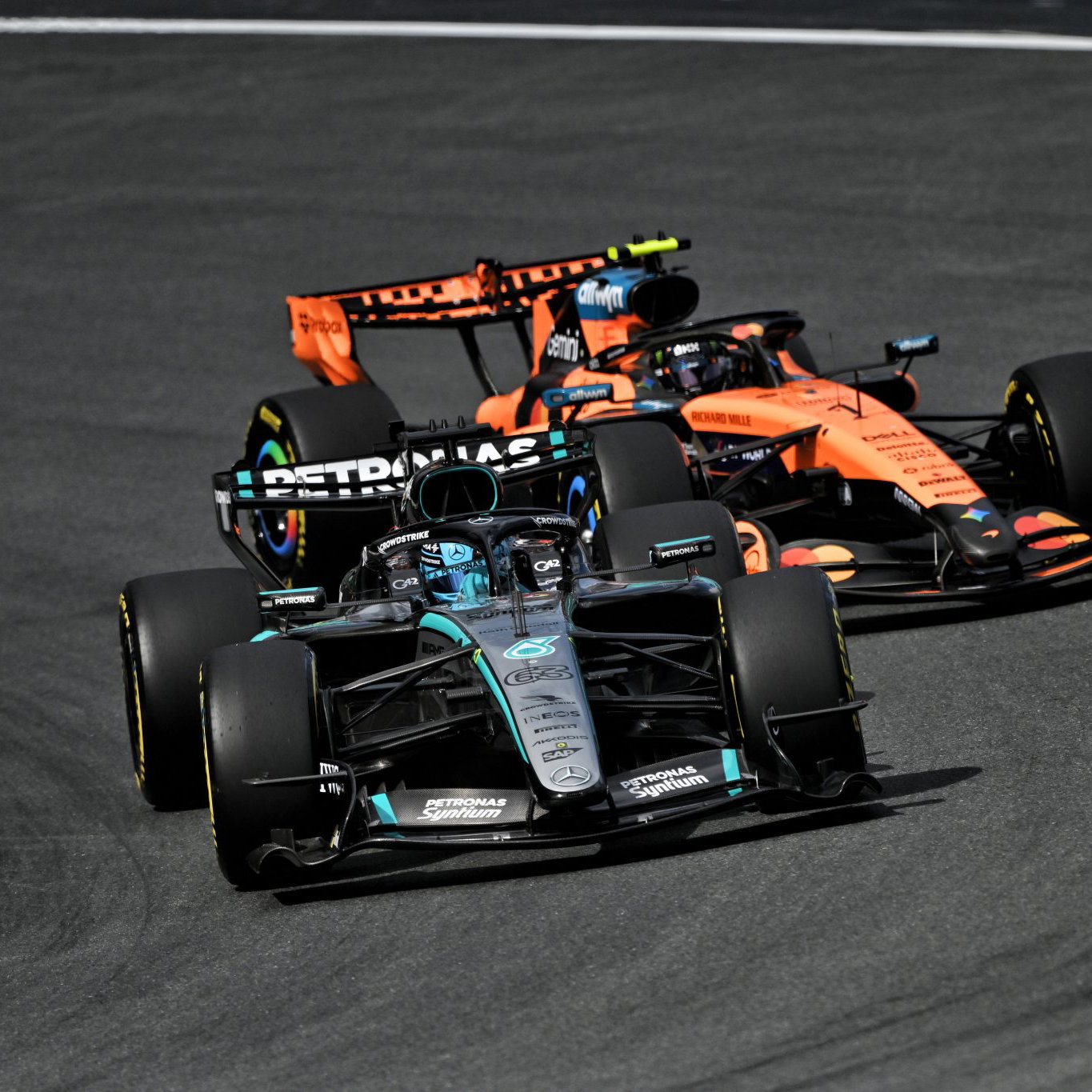 George Russell fends off Lando Norris at the start of the sprint