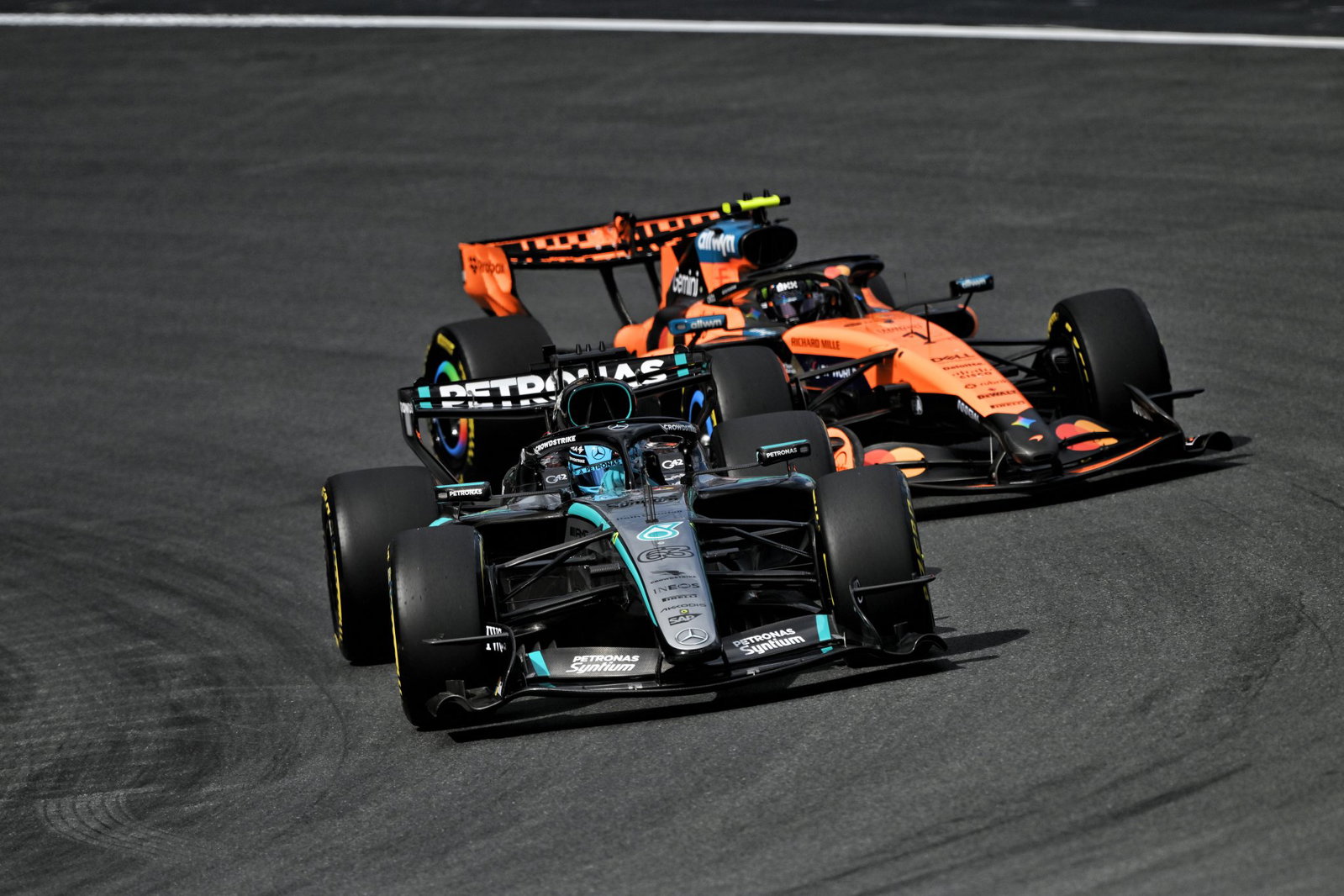 George Russell fends off Lando Norris at the start of the sprint 