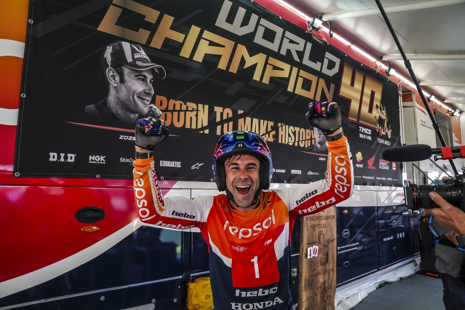 Toni Bou celebrates 40th trial world title. Credit: Honda Racing Corporation.