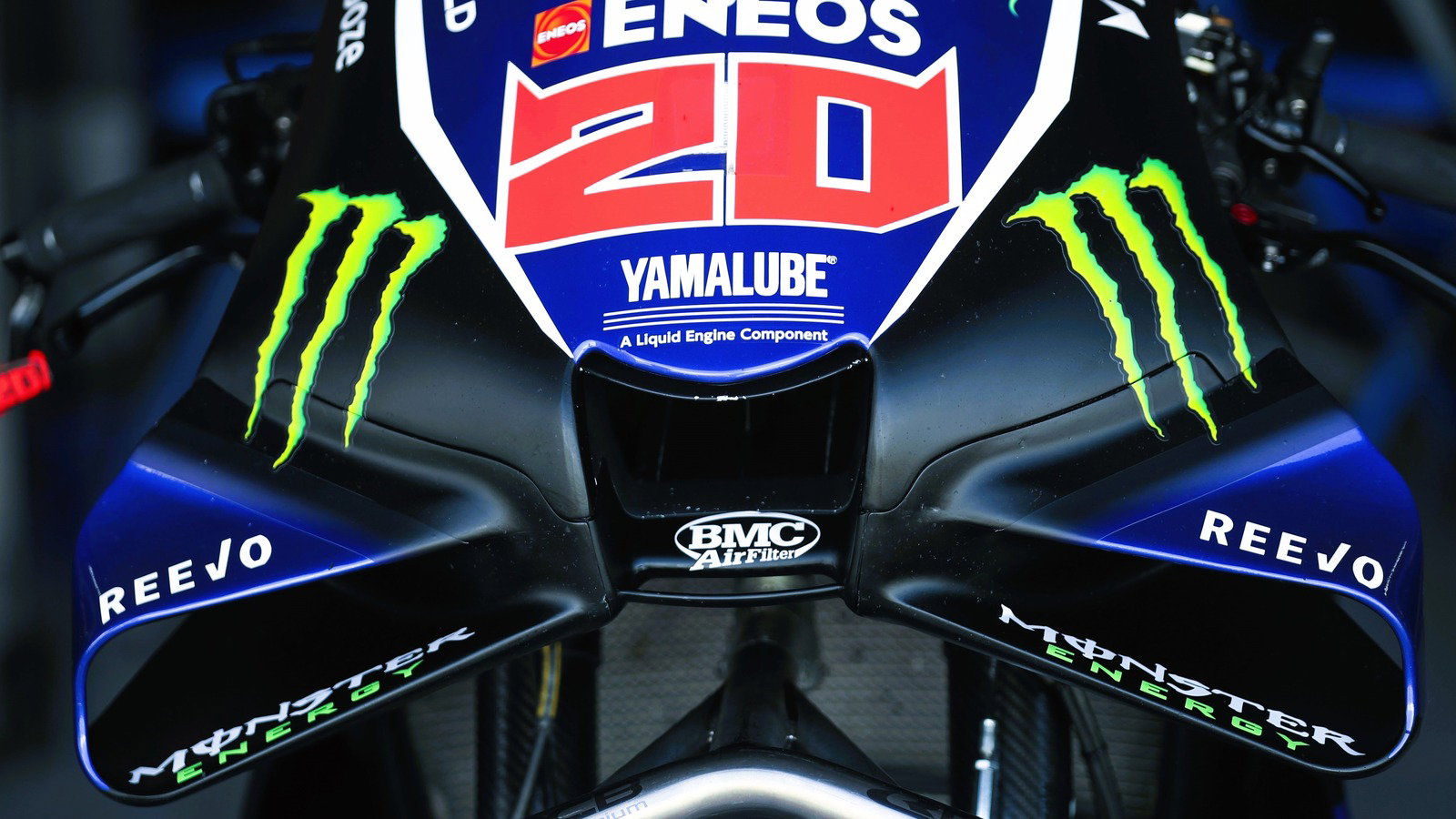 Yamaha 'box' style front wing.