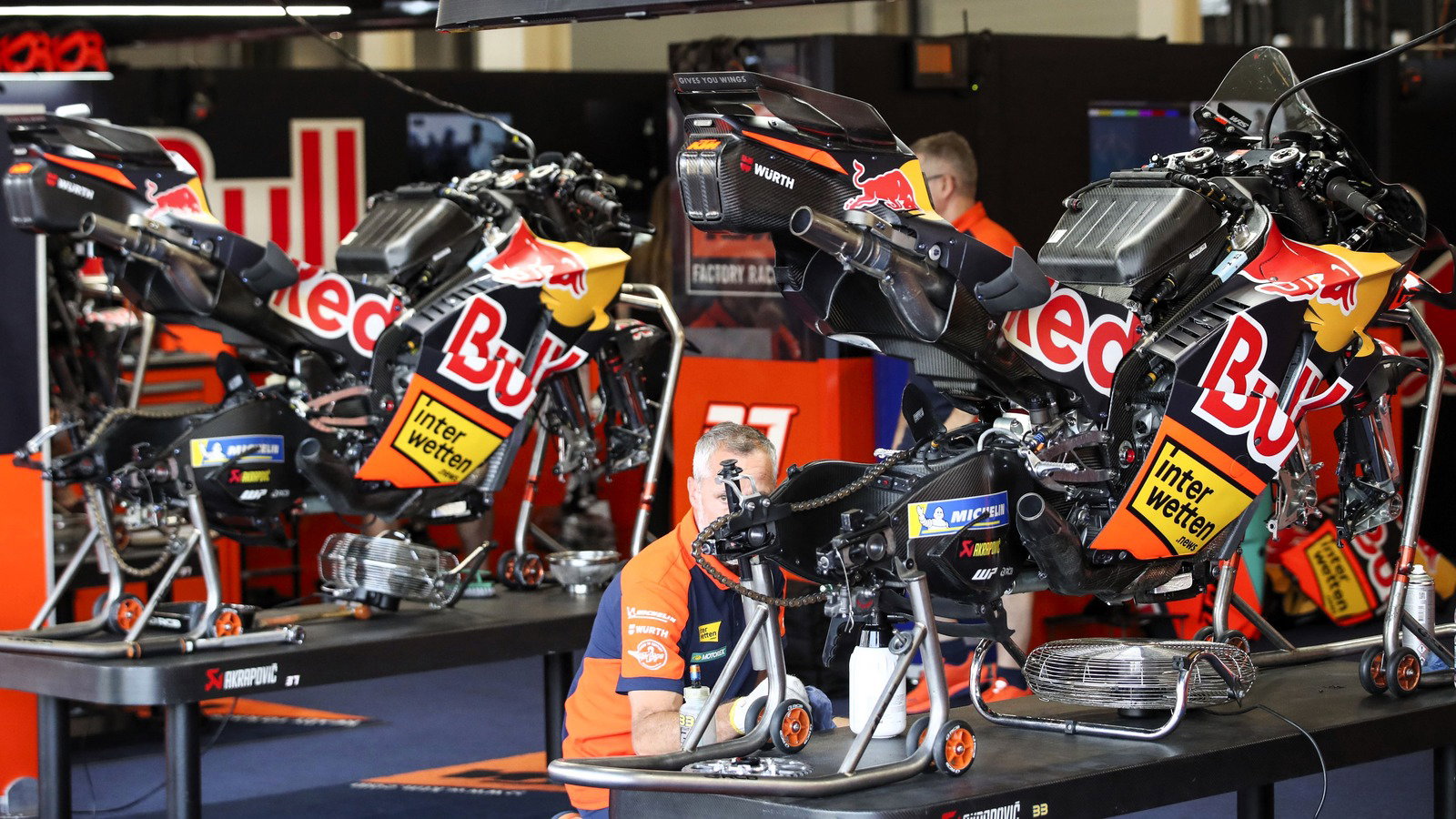 KTM RC16s.