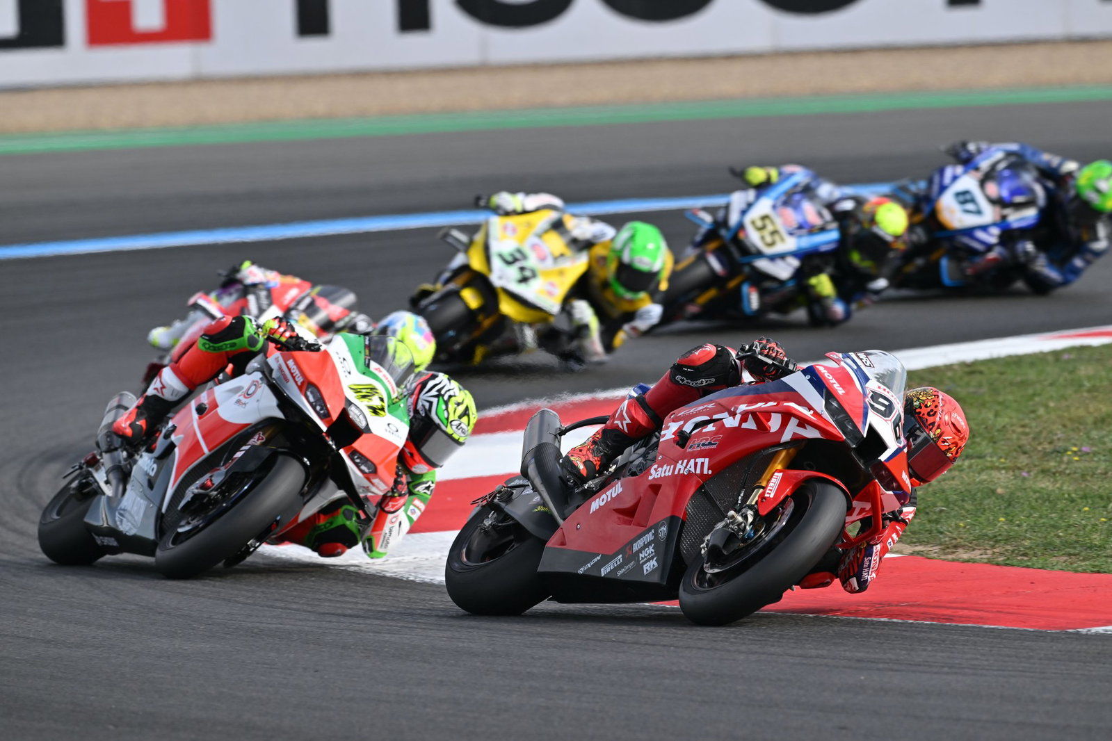 Jake Dixon leads Axel Bassani, 2026 French WorldSBK. Credit: Gold and Goose.