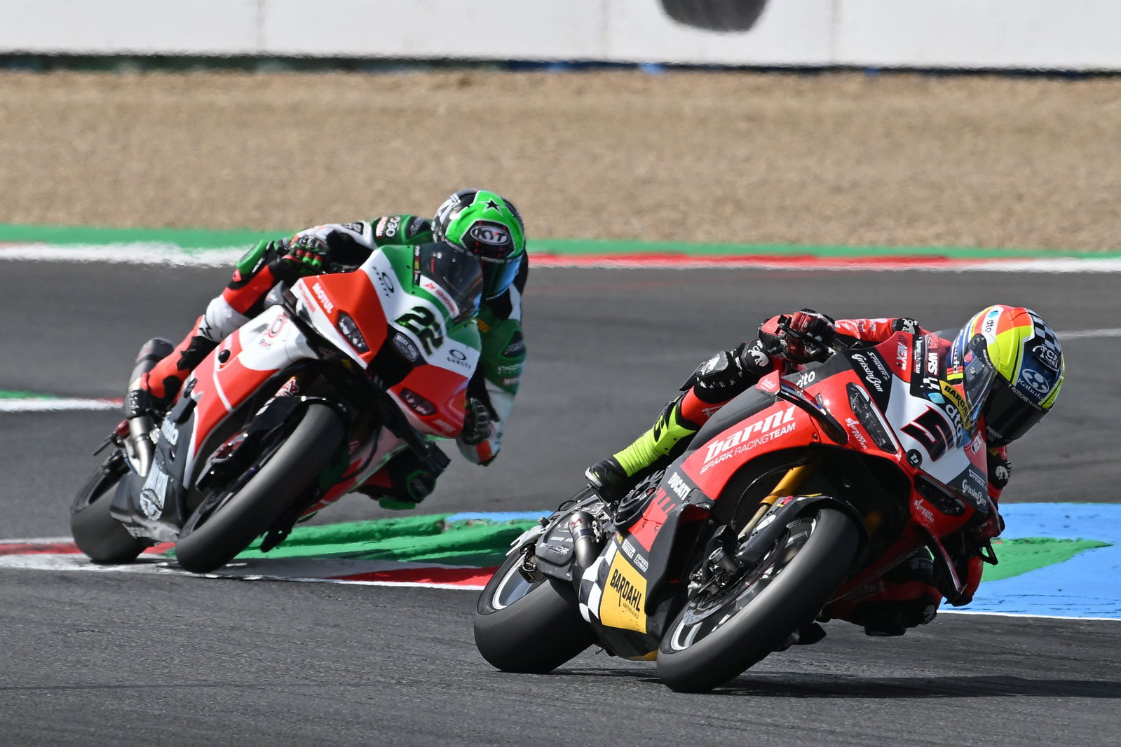 Yari Montella leads Alex Lowes, 2026 French WorldSBK. Credit: Gold and Goose.