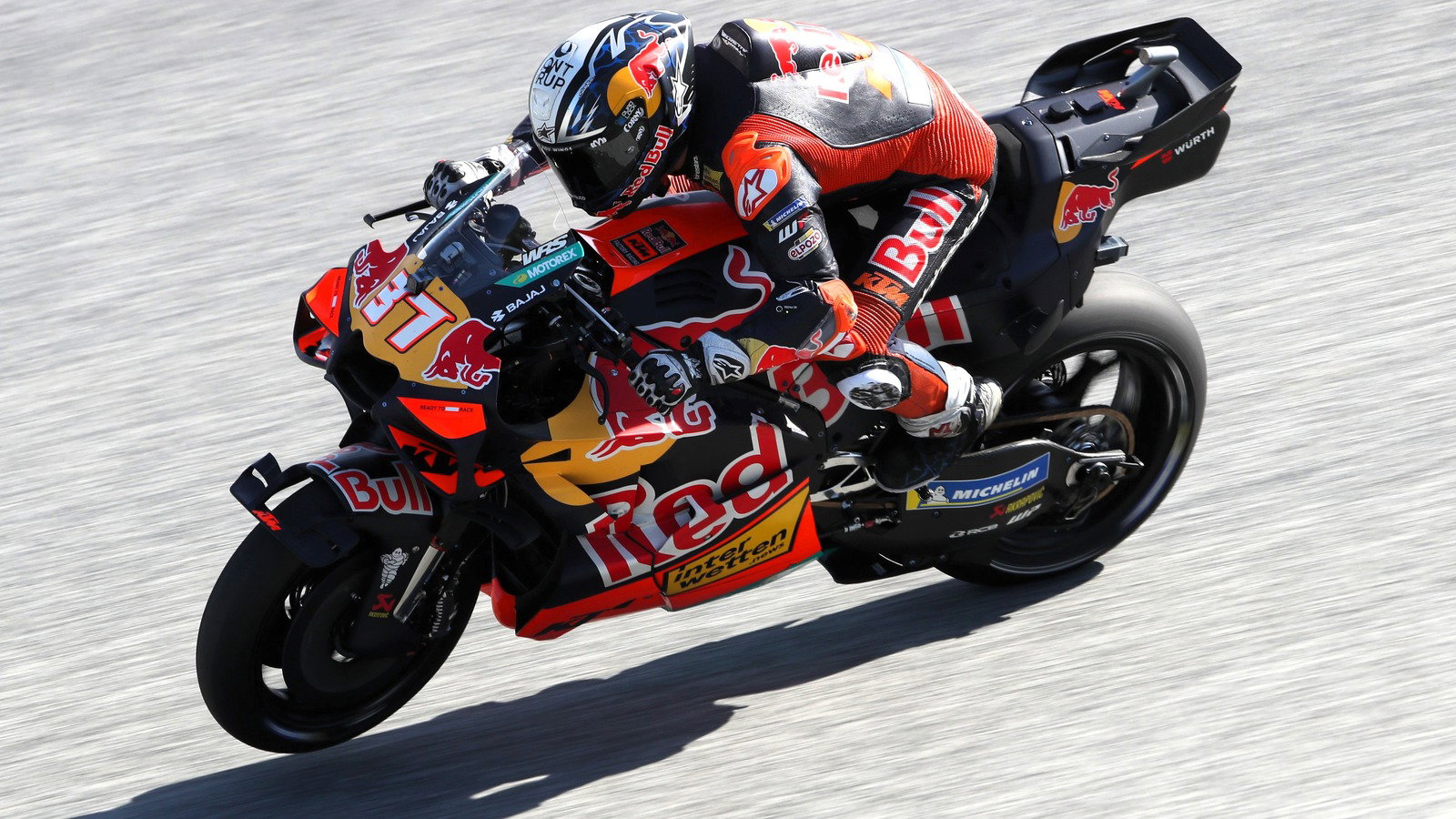 Acosta leads Austria but warns: “Still Friday!”