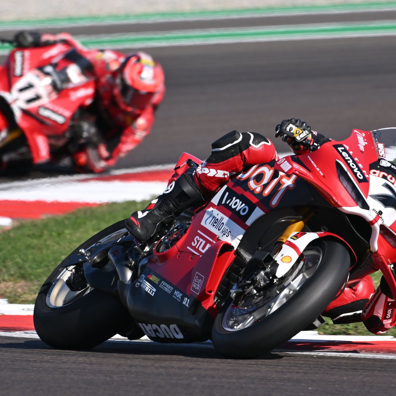 Iker Lecuona leads Nicolo Bulega, 2026 Italian WorldSBK. Credit: Gold and Goose.