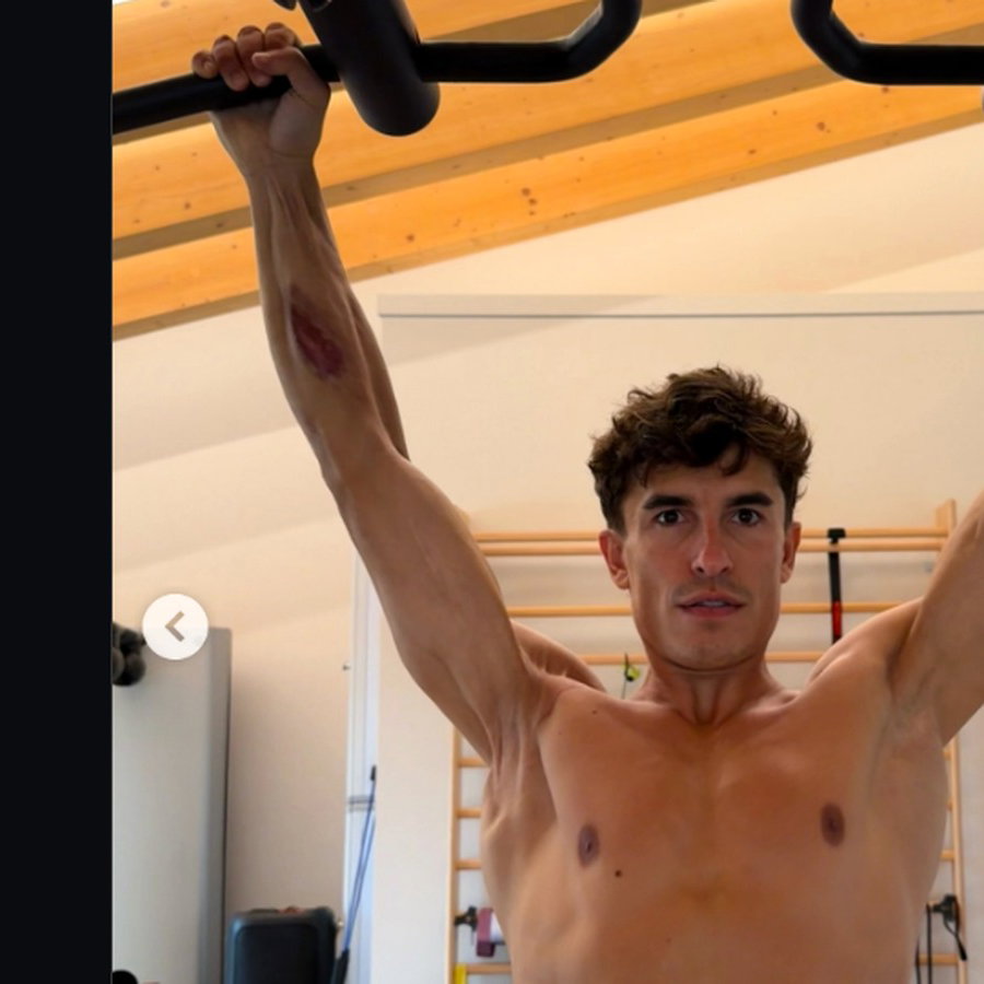 Marc Marquez shows right shoulder in gym (@MarcMarquez93 Instagram).