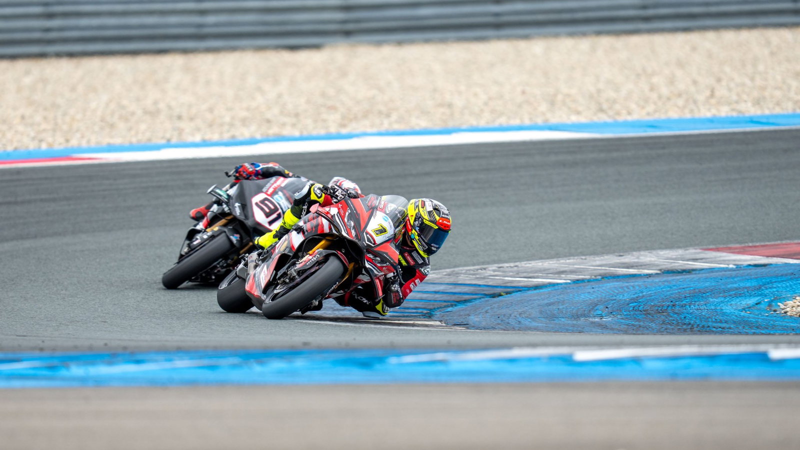 Kyle Ryde battled past Leon Halsam in Assen BSB Race 1