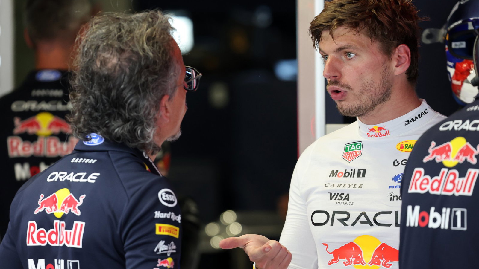 Verstappen in conversation with Red Bull boss Mekies