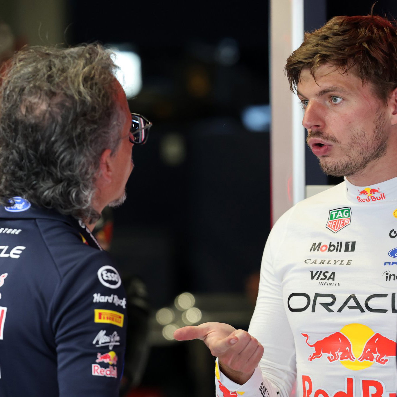 Verstappen in conversation with Red Bull boss Mekies
