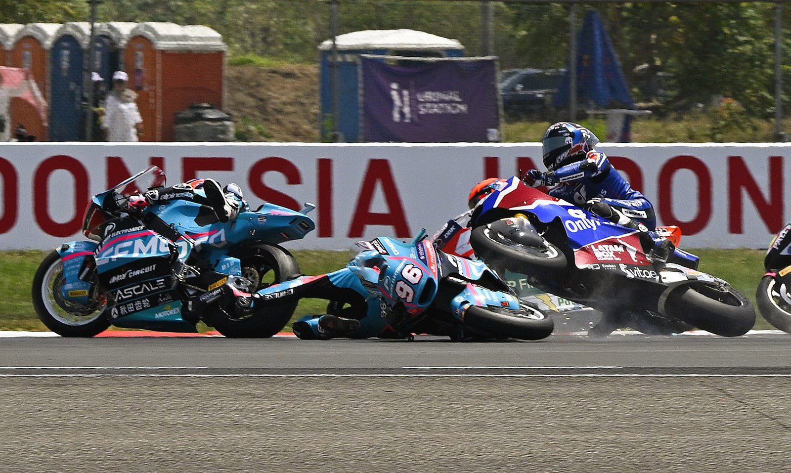 Holgado clips Alonso, start, 2026 Mandalika Moto2 Grand Prix.