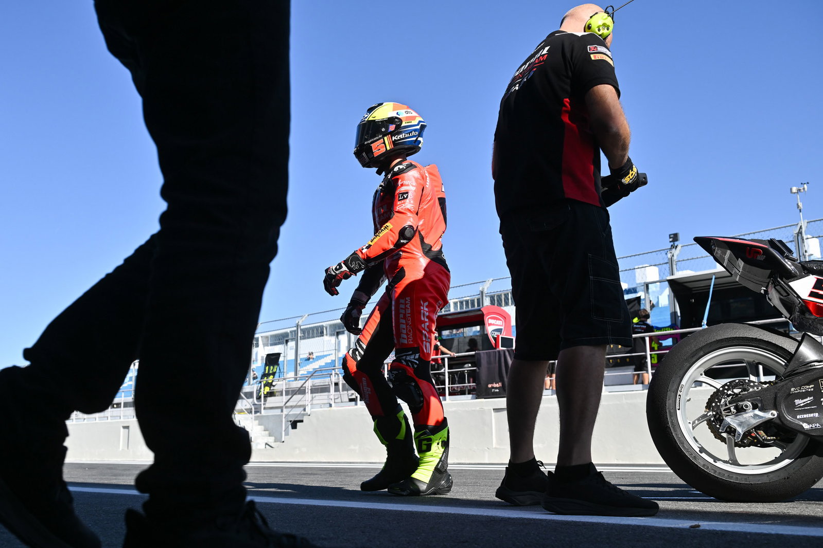 Yari Montella, 2026 Estoril WorldSBK, entering pit box. Credit: Gold and Goose.