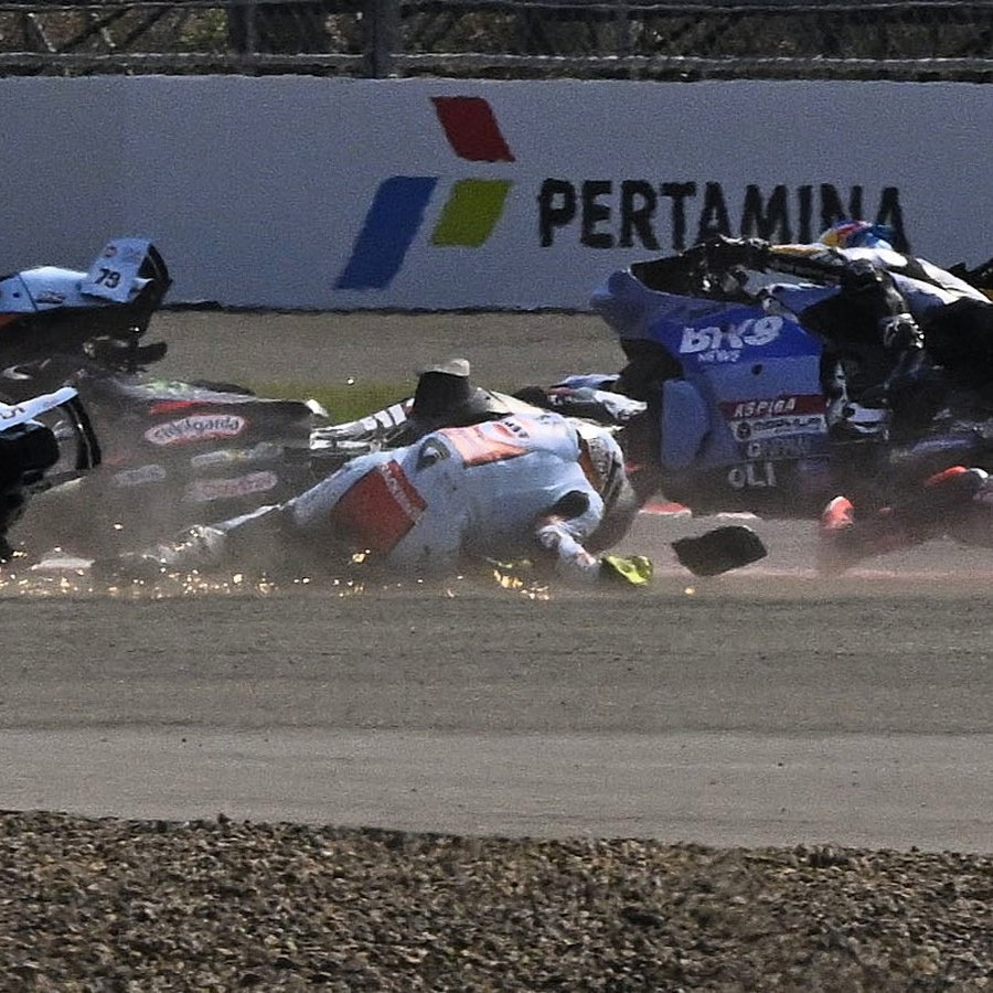 Bezzecchi, Fernandez, down at Turn 1, Sprint, 2026 Indonesian MotoGP.