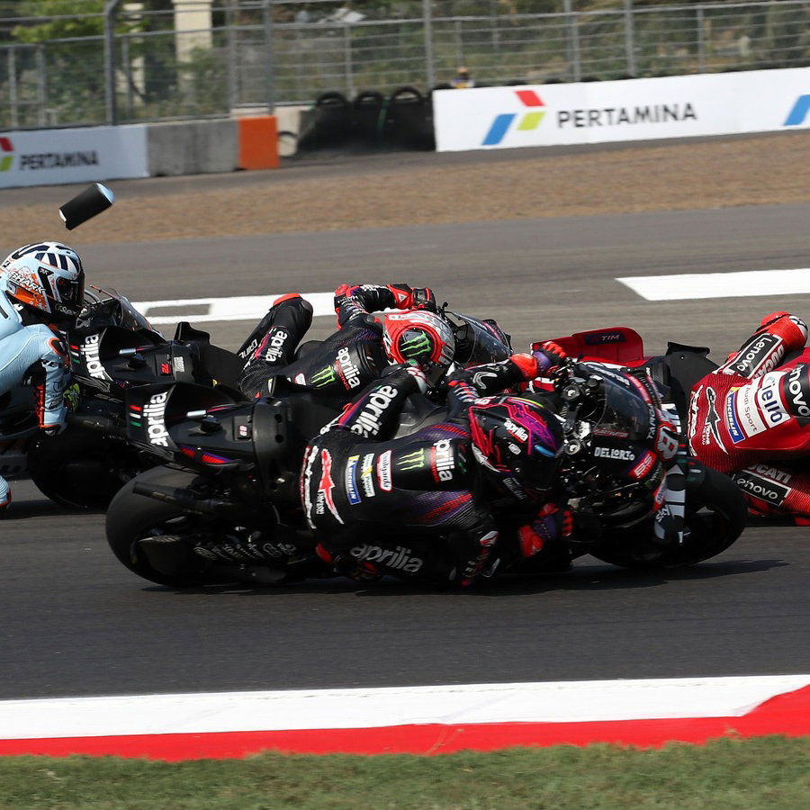 Bezzecchi, Fernandez clash, Turn 1, Sprint, 2026 Indonesian MotoGP.