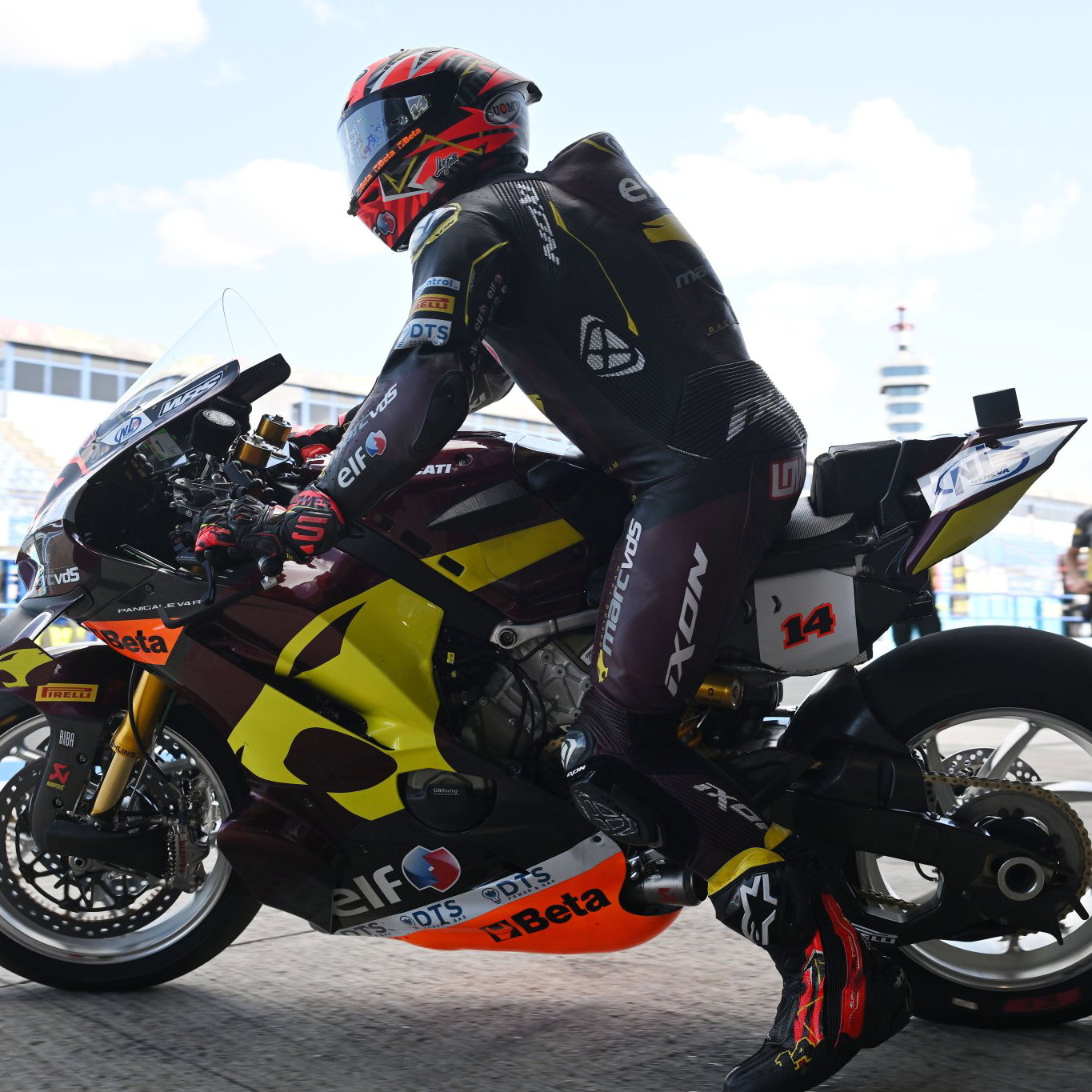 Sam Lowes, 2026 Spanish WorldSBK, leaving pit box. Credit: Gold and Goose.
