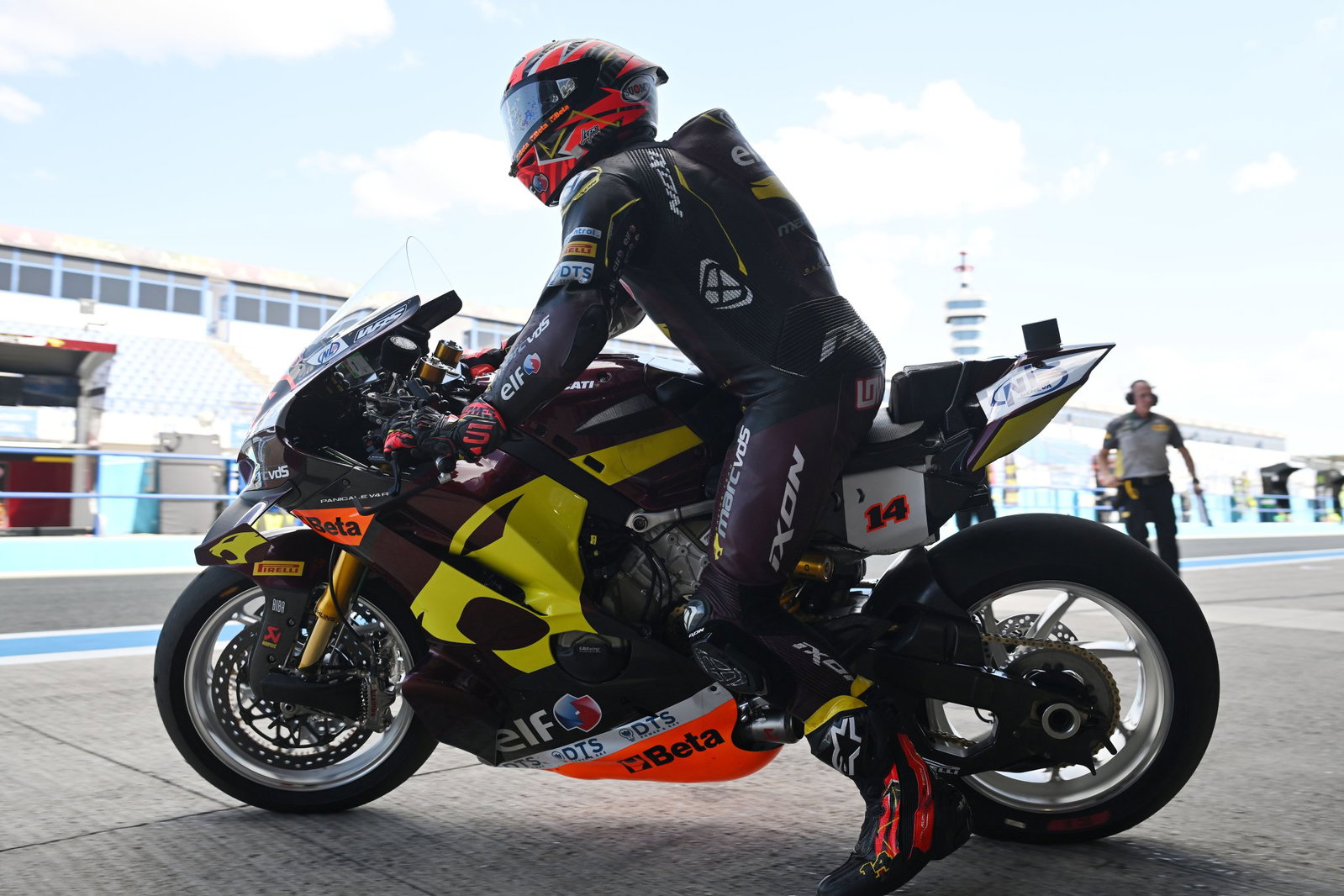 Sam Lowes, 2026 Spanish WorldSBK, leaving pit box. Credit: Gold and Goose.