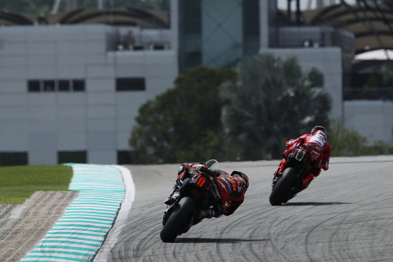 Pedro Acosta chases Marc Marquez, 2026 MotoGP Malaysian Grand Prix. Credit: Gold and Goose.