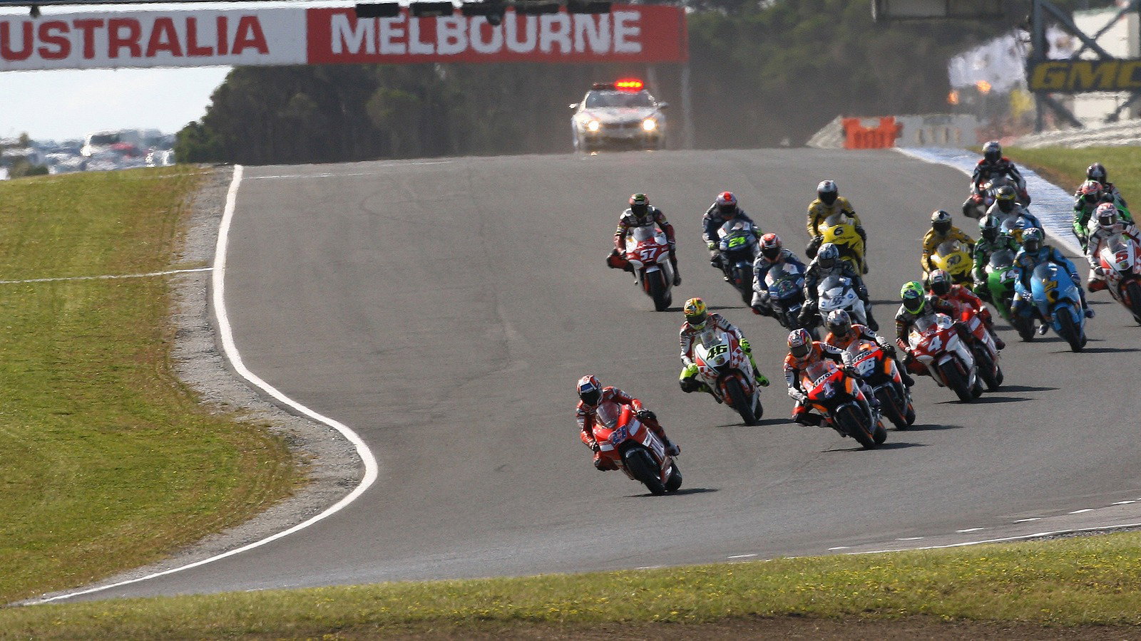 Casey Stoner leads, 2007 Australian MotoGP at Phillip Island.