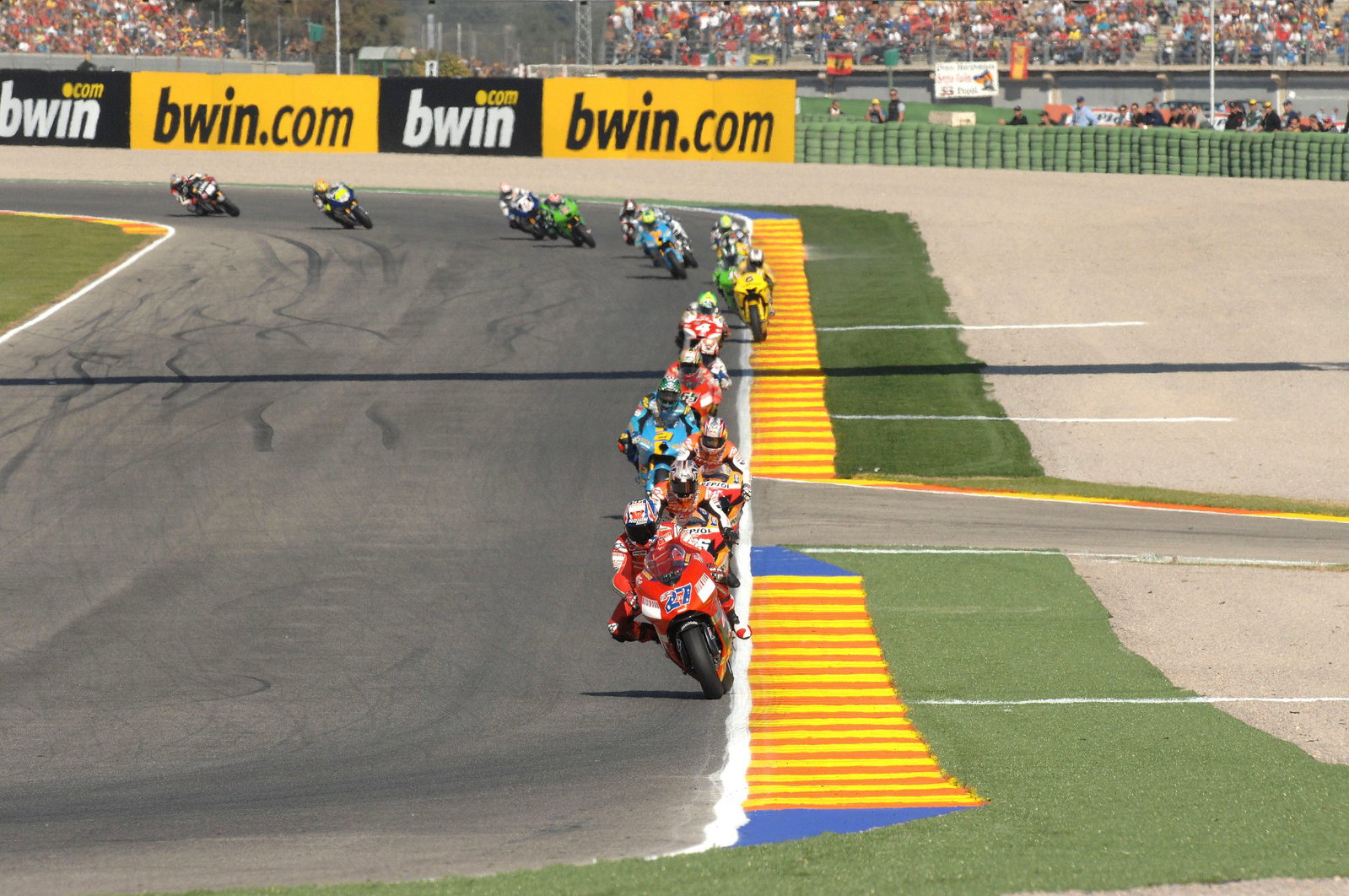 Casey Stoner leads Dani Pedrosa, 2007 MotoGP Valencia Grand Prix. Credit: Gold and Goose.