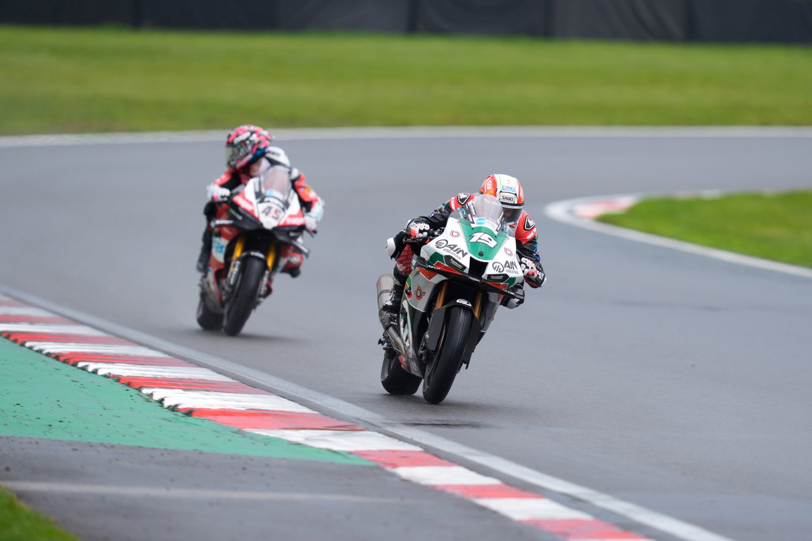 Joe Talbot leads Scott Redding, 2026 Brands Hatch (2) BSB, Race 3. Credit: Ian Hopgood Photography.