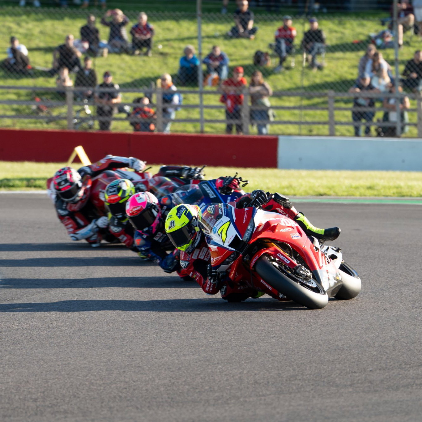 Ryan Vickers lead Bradley Ray, 2026 Donington Park BSB. Credit: Ian Hopgood Photography.