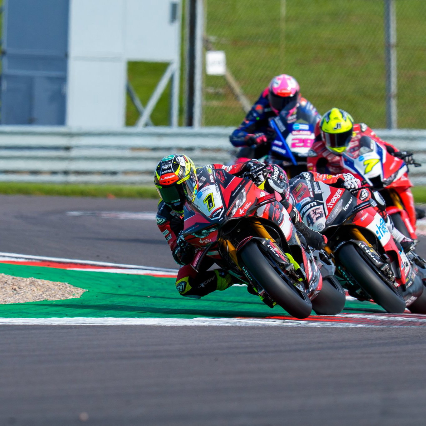 Kyle Ryde leads Scott Redding, 2026 Donington Park (2) BSB. Credit: Ian Hopgood Photography.