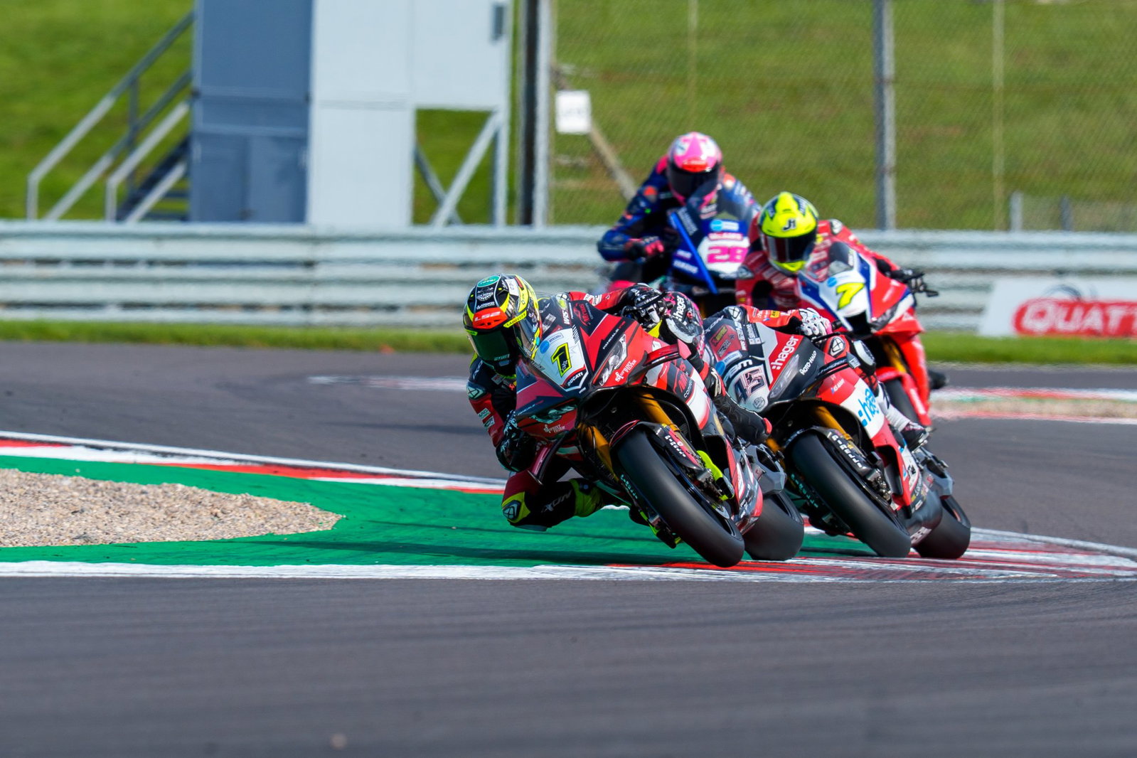 Kyle Ryde leads Scott Redding, 2026 Donington Park (2) BSB. Credit: Ian Hopgood Photography.