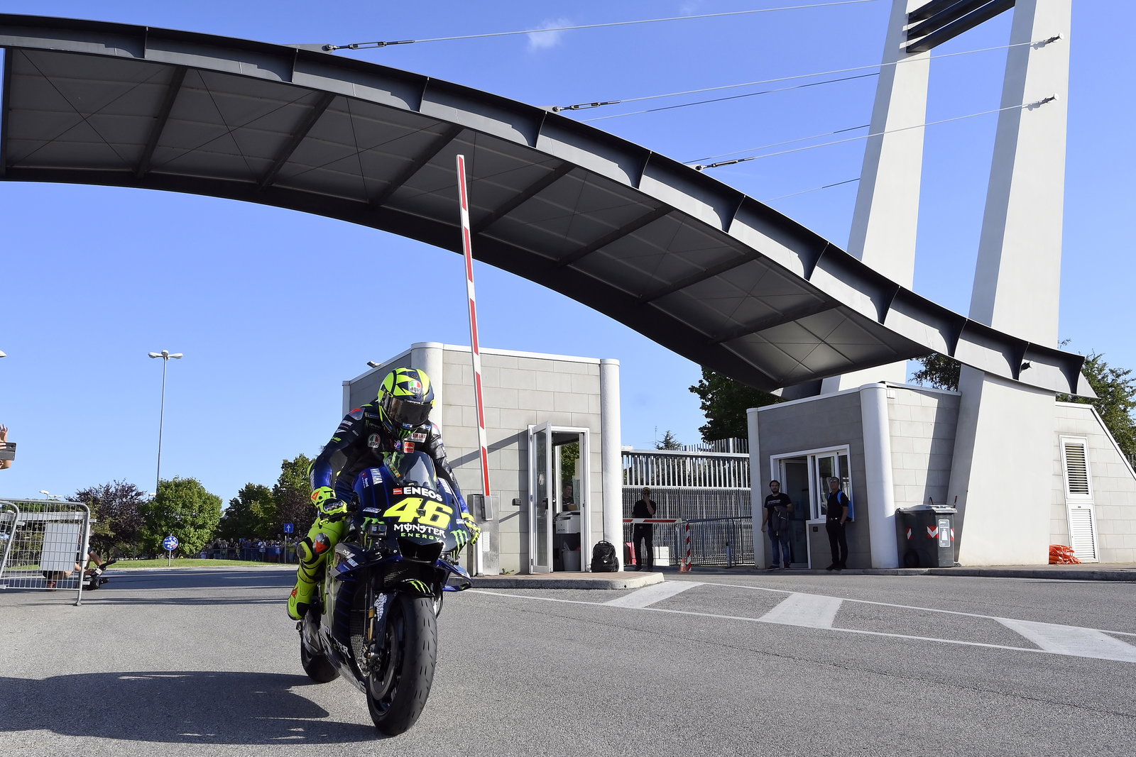 Valentino Rossi mengendarai motor MotoGP dari Tavullia ke Misano!