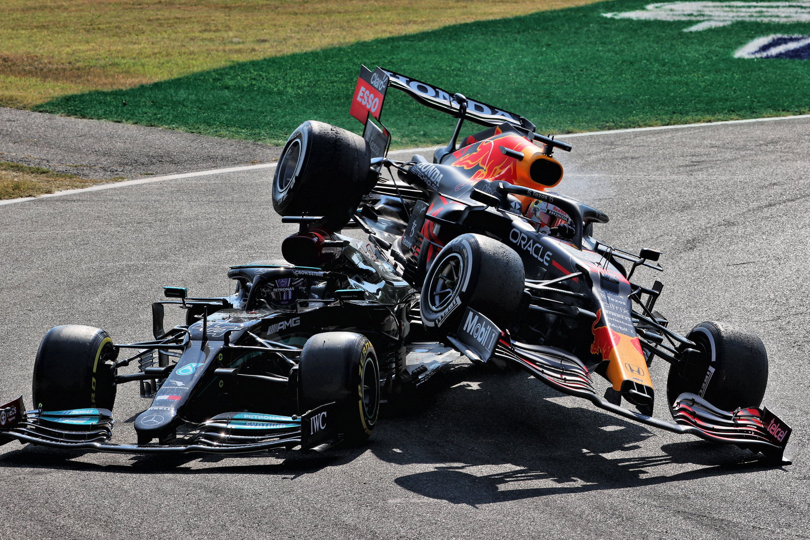 Lewis Hamilton braced for “incredibly difficult” F1 title fight run-in 