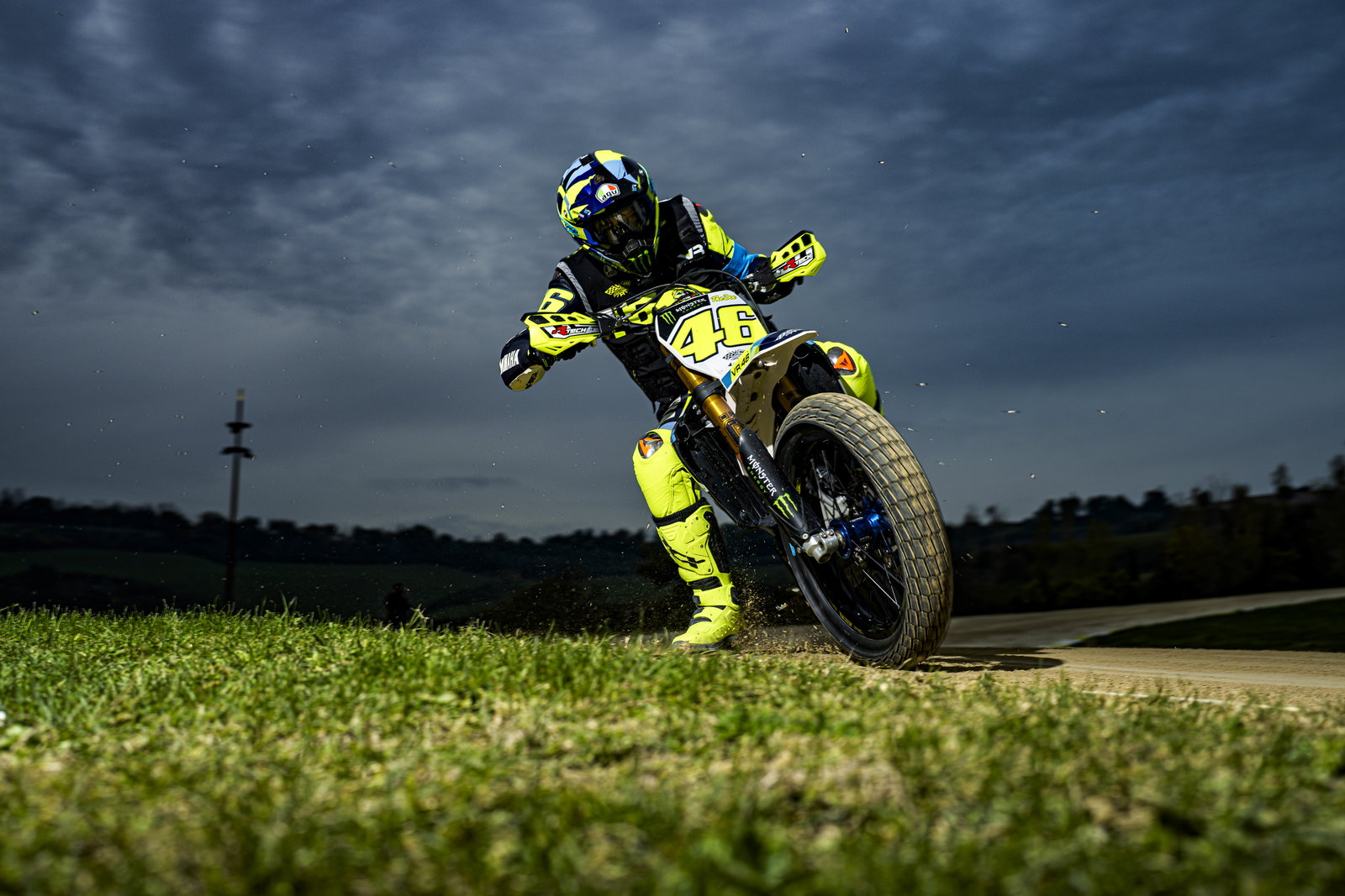 Valentino Rossi di juara balap trek tanah 100km