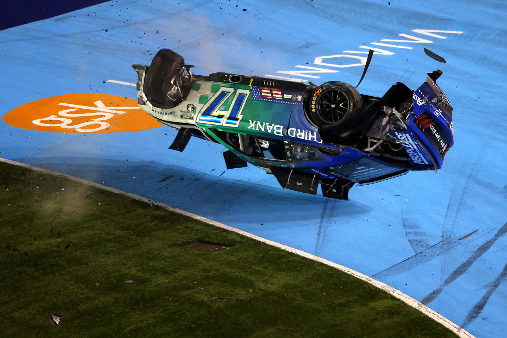 NASCAR Cup: Hamlin Menangi Coca-Cola&nbsp;600 yang Kacau di Charlotte