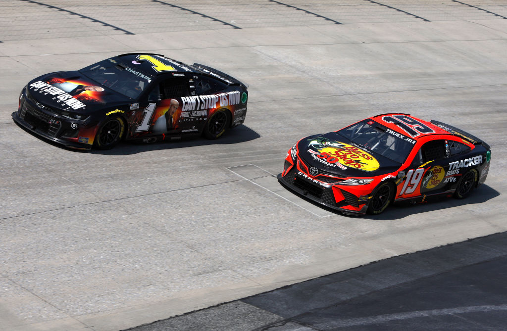 Chase Elliott Menaklukkan Balapan Monster Mile yang Ditunda