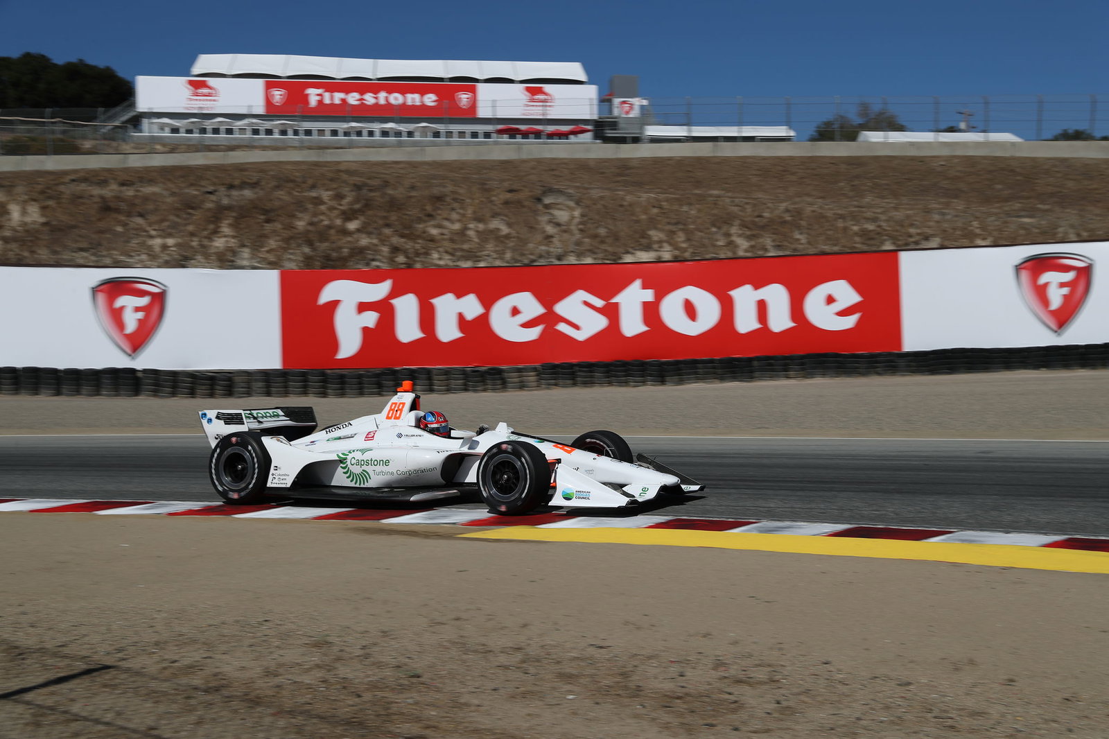 Ryan Hunter-Reay menerobos dalam latihan sore di Laguna Seca