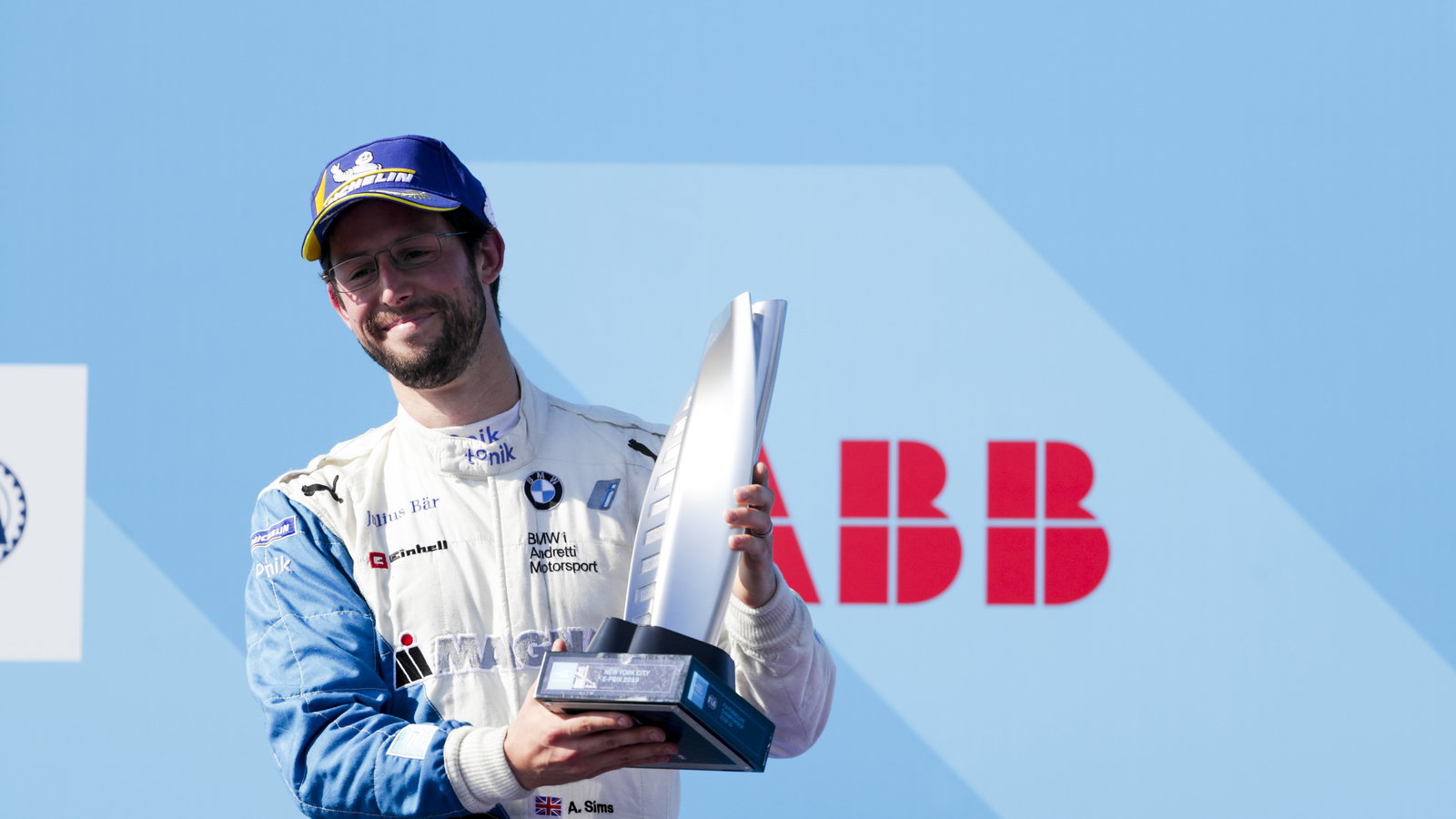 Tim Formula E BMW mempertahankan Alexander Sims untuk musim keenam