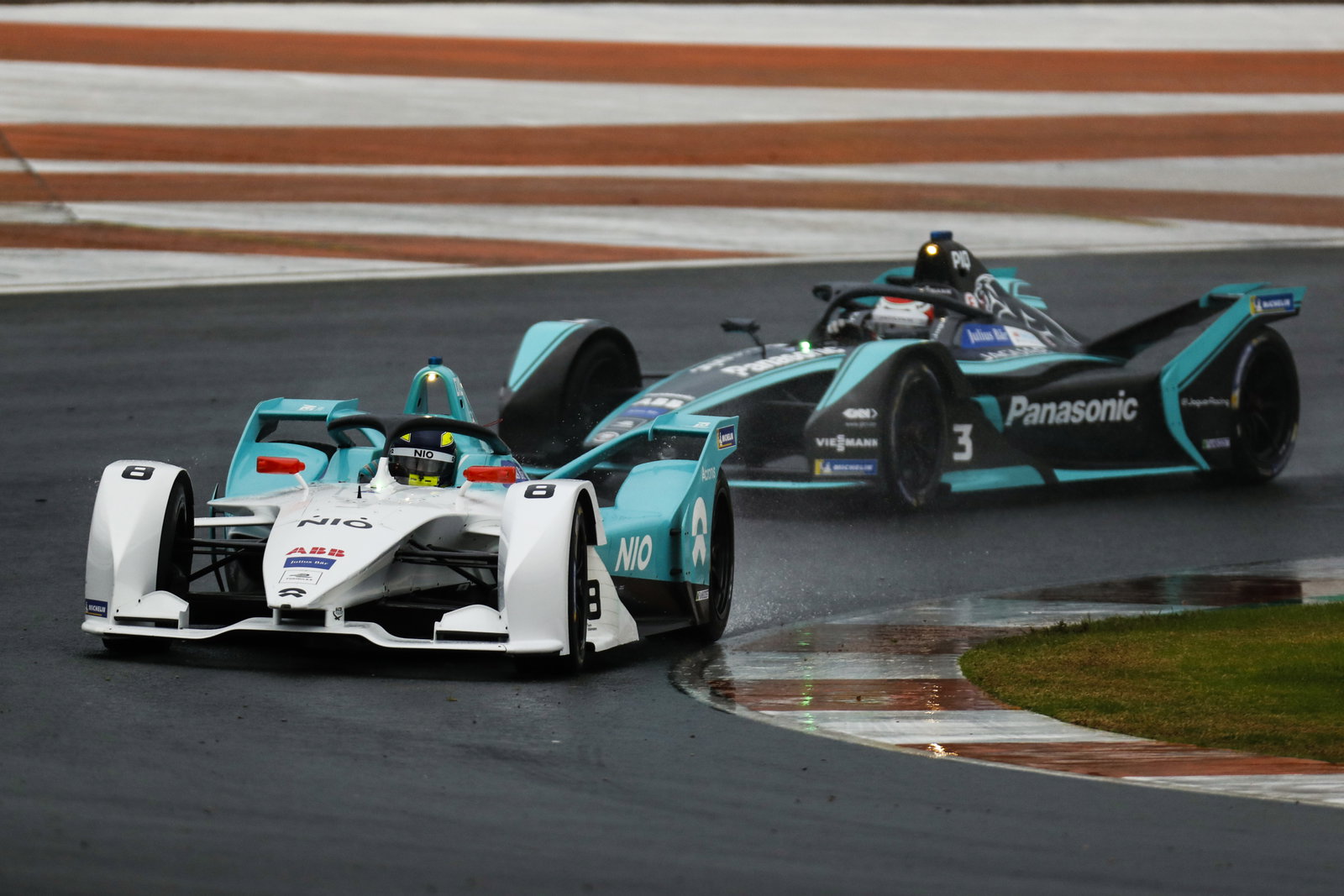 Nissan mempertahankan Sebastien Buemi, Oliver Rowland untuk Formula E Season 6