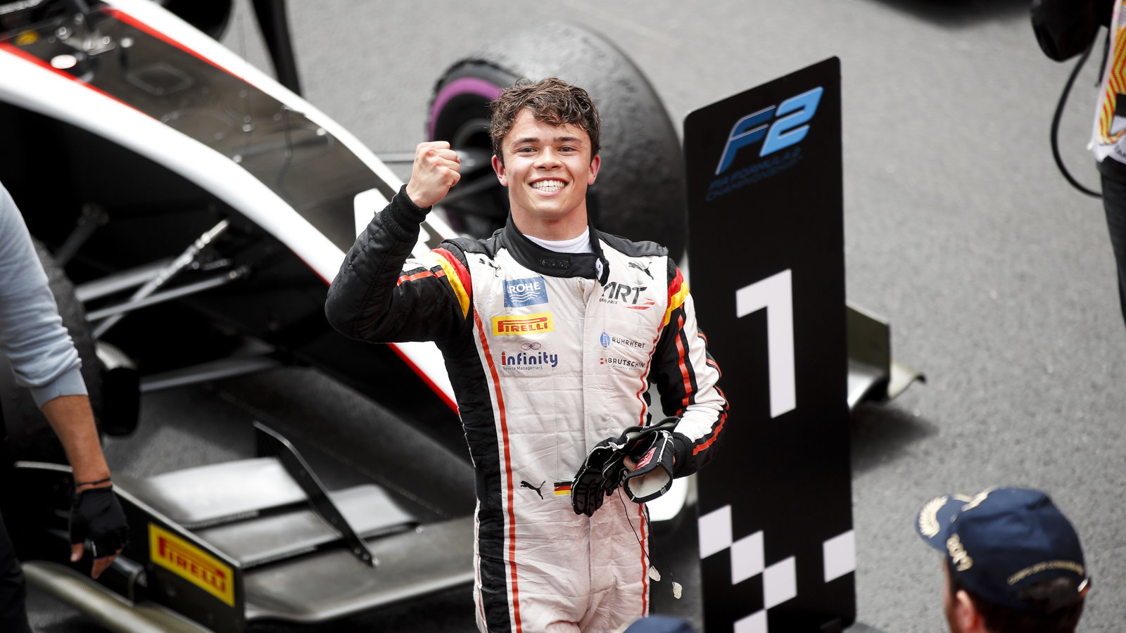 Nyck de Vries membawa Monaco F2 menang di Feature Race yang kacau