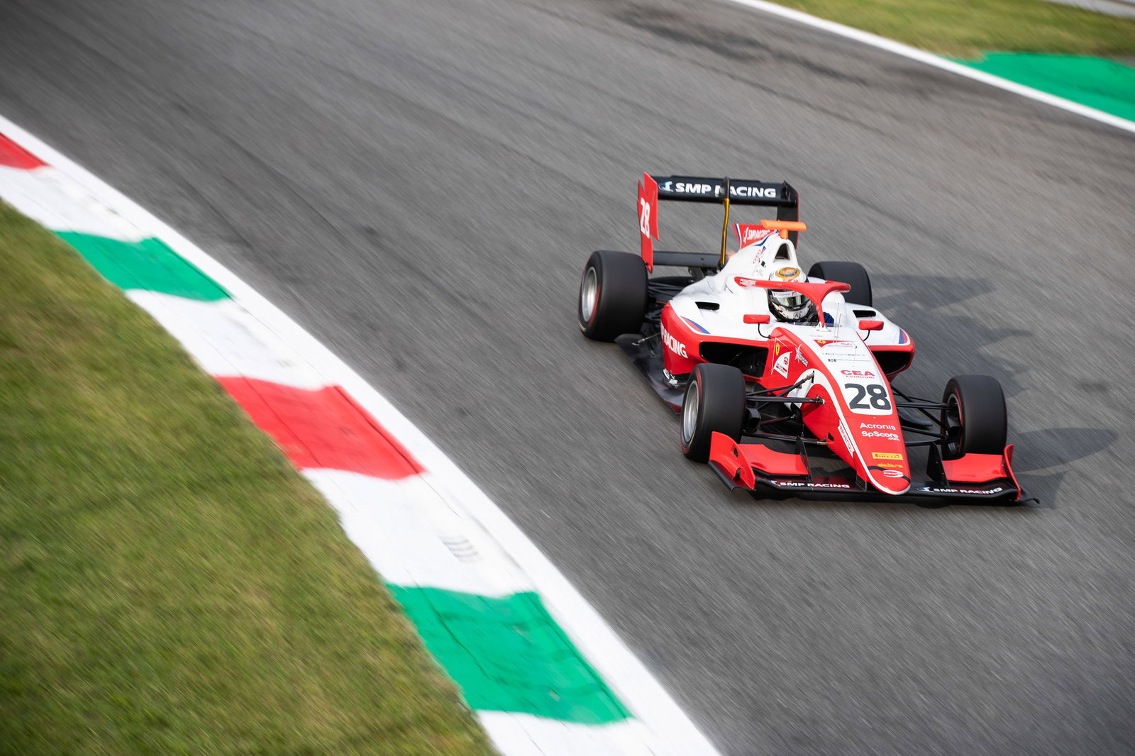 Simo Laaksonen dibebaskan oleh staf medis setelah kecelakaan Spa Formula 3
