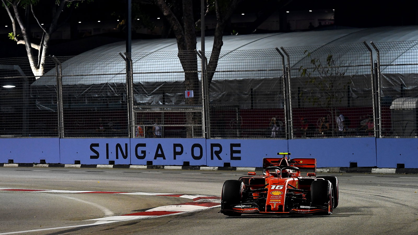 Charles Leclerc merebut pole F1 ketiga secara beruntun dengan Q3 Singapura yang cantik