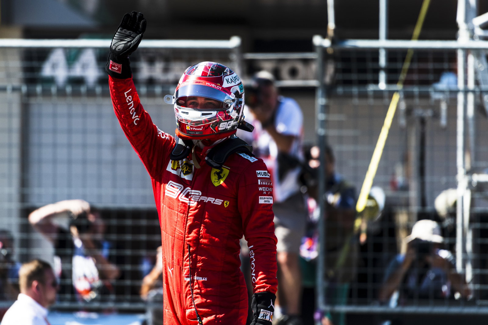 Lewis Hamilton menerima 