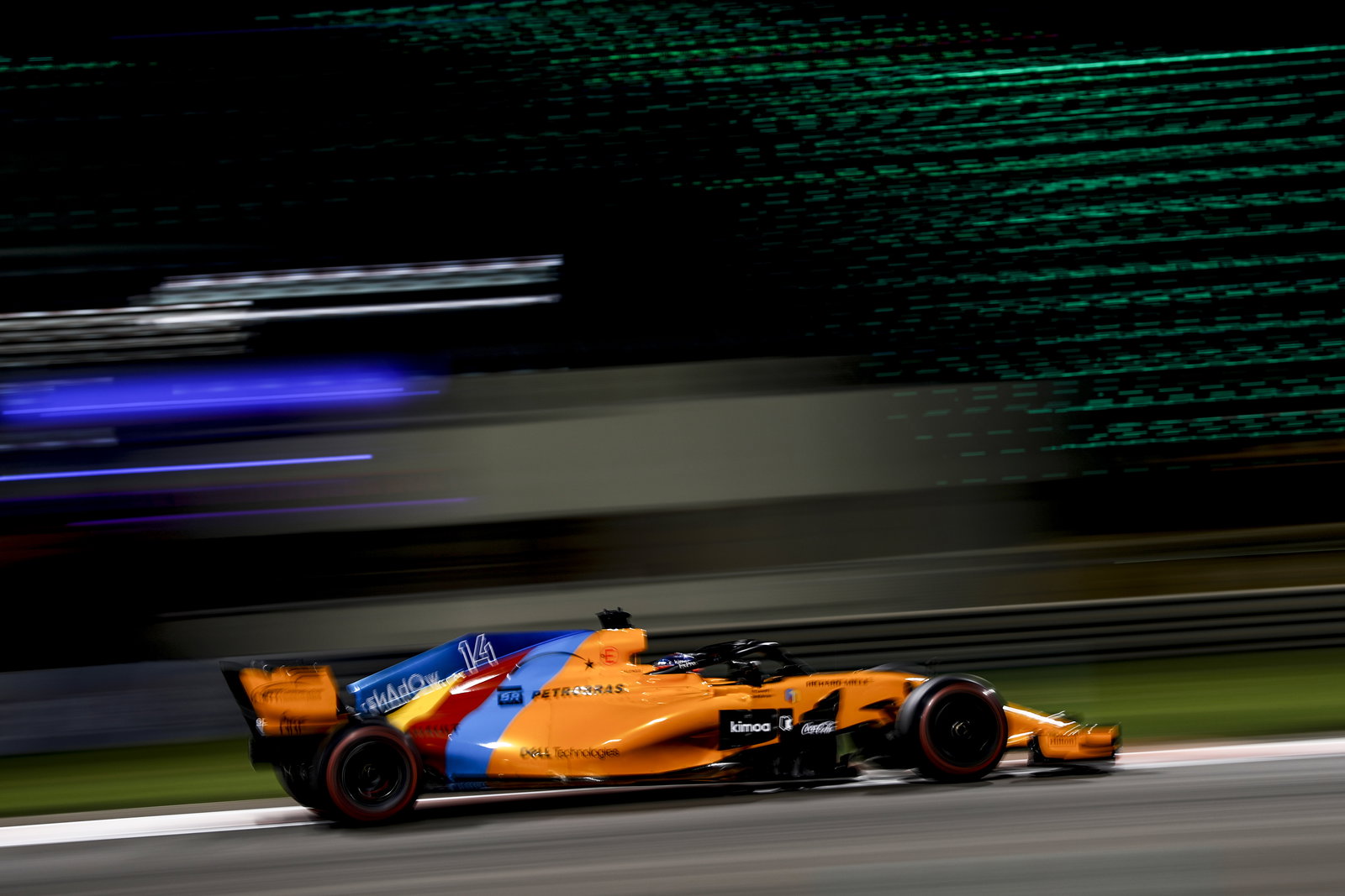Hamilton menyerbu tiang GP Abu Dhabi saat Mercedes mengunci barisan depan