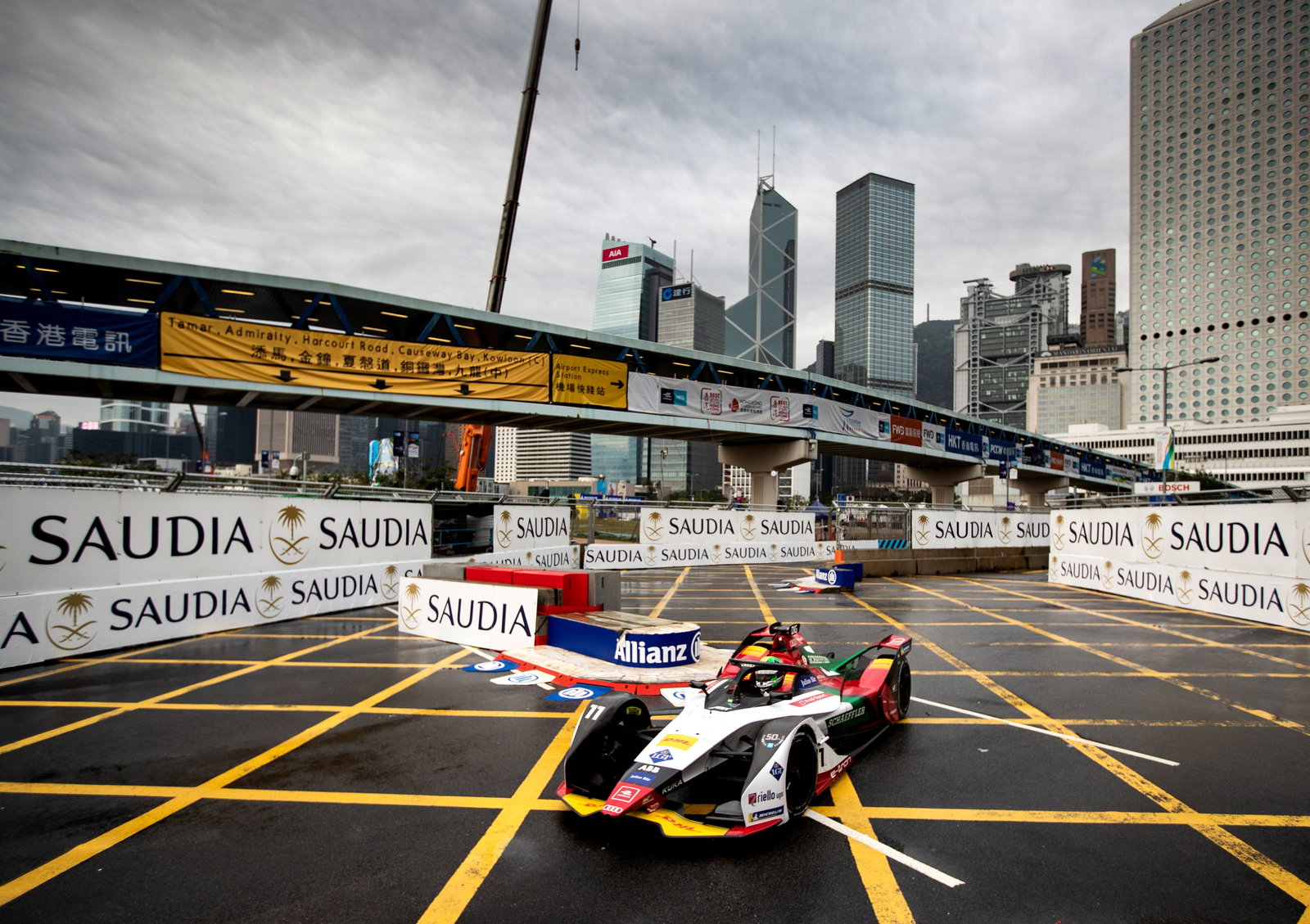 Stoffel Vandoorne takes maiden Formula E pole in wet Hong Kong qualy