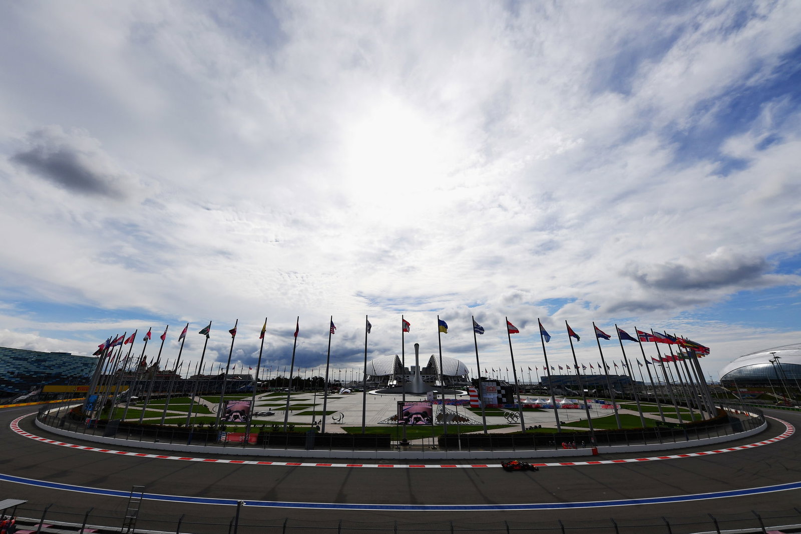 Sebastian Vettel memimpin FP1 Rusia saat Ricciardo mengalami masalah