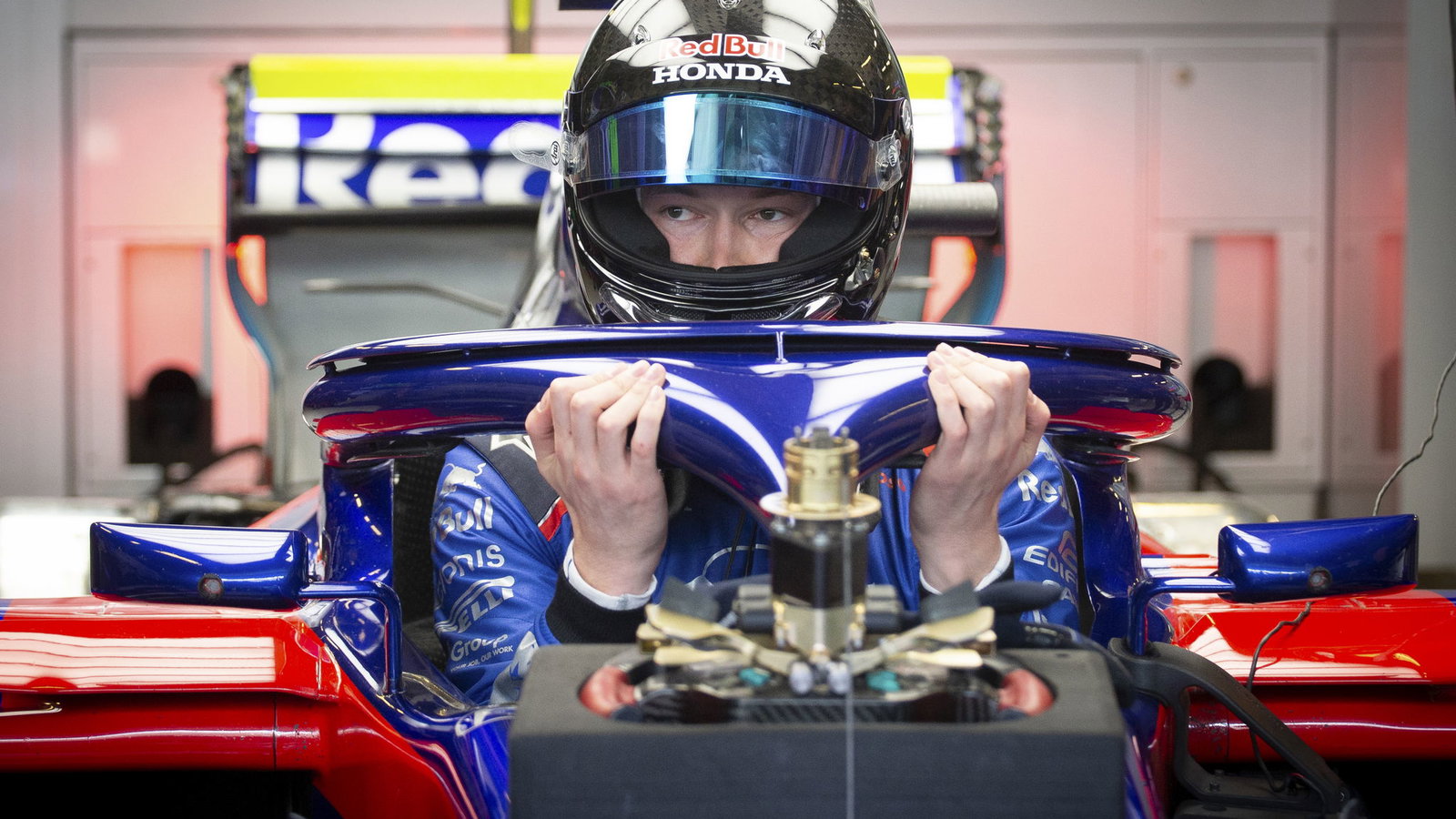 Daniil Kvyat menyentuh trek dengan mobil F1 Toro Rosso STR14 baru