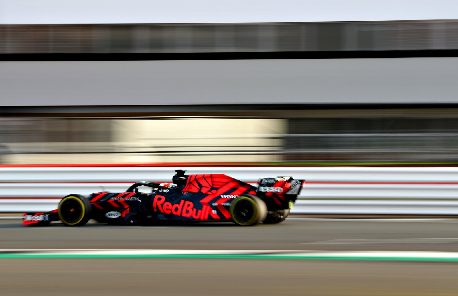 Hamilton mencari kesalahan mobil Mercedes F1 2019 setelah berlari 'mulus'