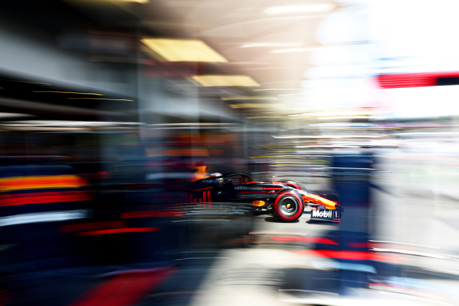 Azerbaijan GP FP1 abandoned after George Russell hits drain cover