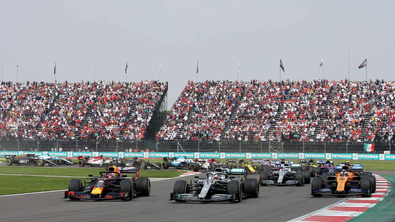 Lewis Hamilton: Max Verstappen is a “magnet” to clashes