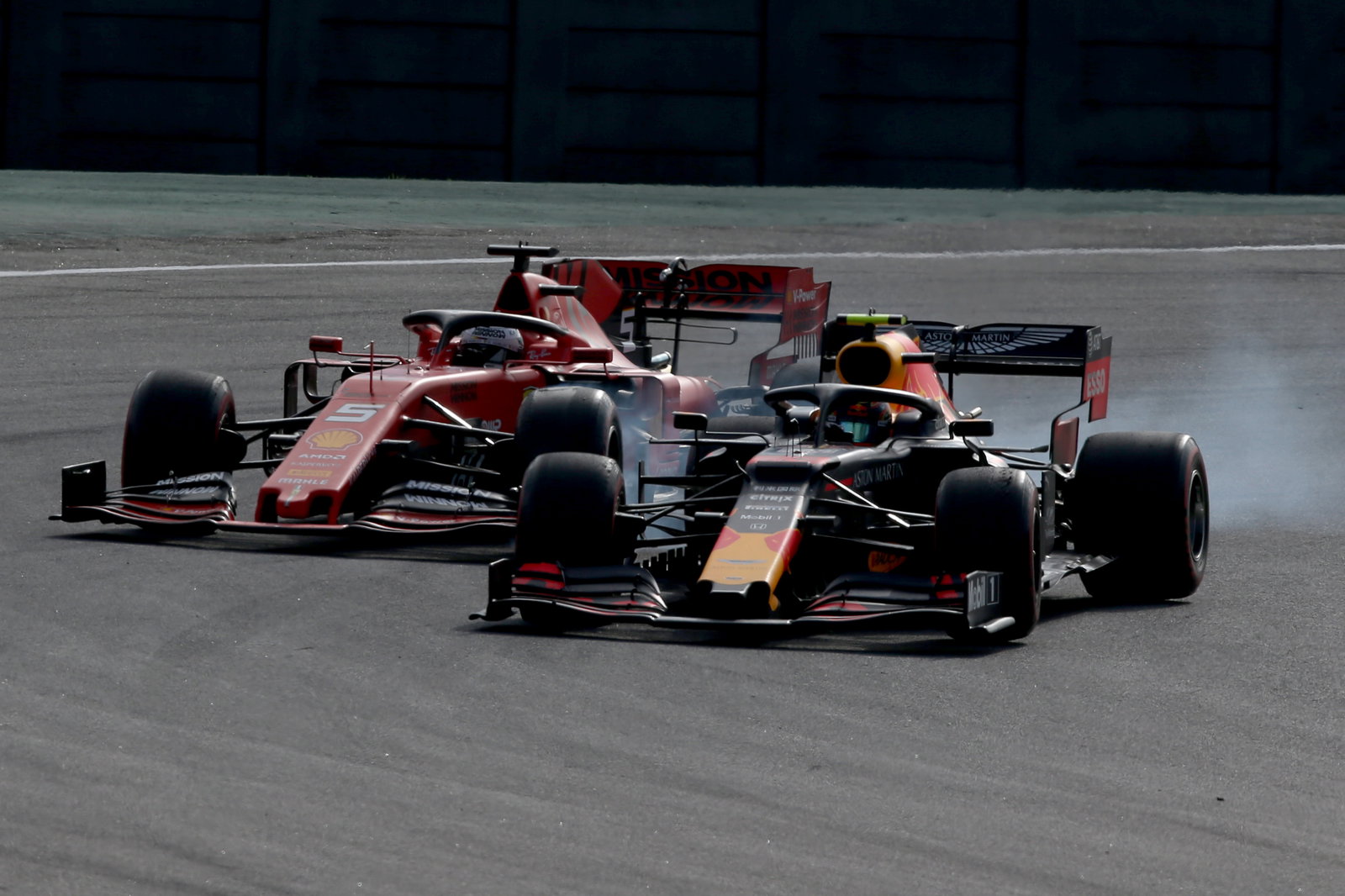 Kekuatan: Pembalap Ferrari harus mengakui bentrokan seperti yang dilakukan Lewis Hamilton