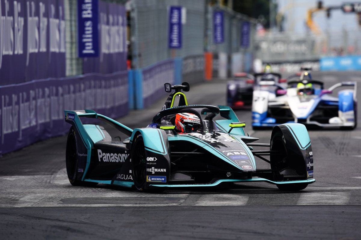 Brendon Hartley beraksi saat Porsche menyelesaikan tes Formula E kedua